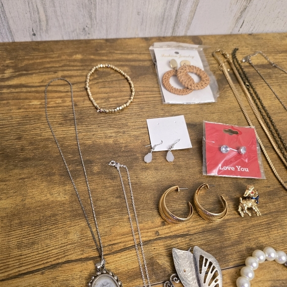 Jewerly Lot Of 15, Necklaces, Pendants, Earrings, Bracelets. Nothing Broken - Picture 2 of 6
